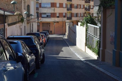 El carrer de Sant Magí de la Part Baixa, que fa baixada, té les voreres bastant estretes.