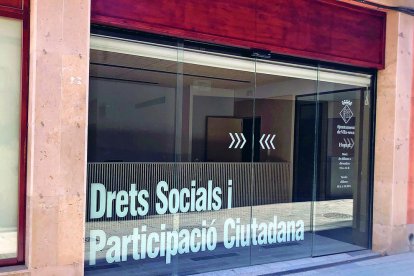 Puerta actual de la sede de los servicios sociales del municipio.