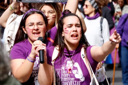 Dues manifestants en la protesta feta per la Plataforma 8-M del Camp a Tarragona.