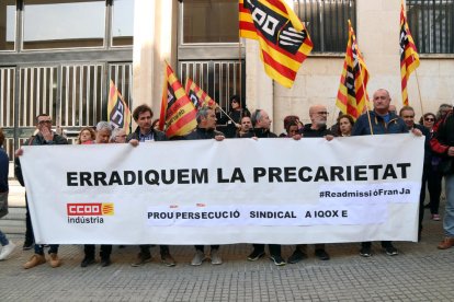 Manifestants, entre ell Fran Pizarro, subjectant una pancarta per denunciar el seu acomiadament.