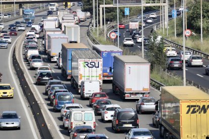 Coches parados en la AP-7 a su paso por Cerdanyola del Vallès, sentido Girona.