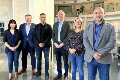 Imatge de la reunió de l'alcalde de Saragossa, Jorge Azcón, amb l'alcalde de Cambrils, Oliver Klein.