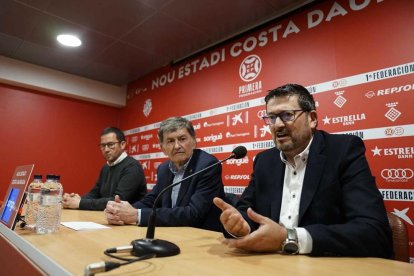 El técnico grana, Iñaki Alonso, durante la presentación.