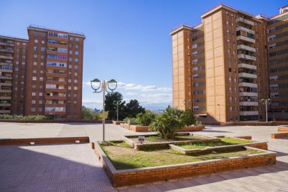 El projecte contempla la impermeabilització de la plaça, per acabar amb les filtracions d'aigua.