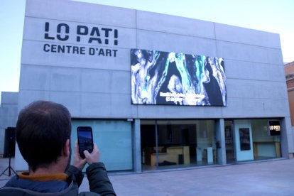 Un dels artistes de 'Miratges' fotografia la nova 'sala expositiva' la Façana de lo Pati.