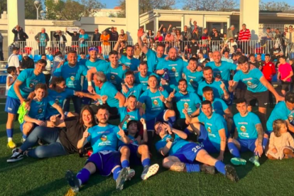 L'equip del CF Canonja celebrant l'ascens.