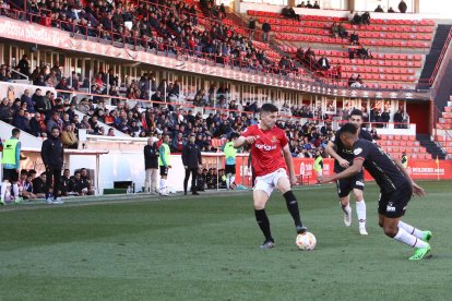 Javi Bonilla en el partit contra l'SD Logroñés al Nou Estadi.