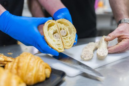 Marc Garcia i Vicenç Bardolet amb croissants de botifarra d'ou.