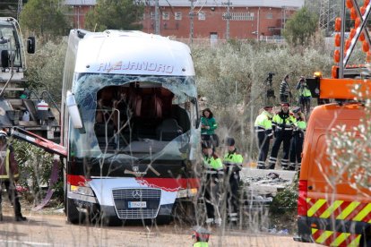 Imagen del autocar accidentado en el que murieron trece estudiantes de Erasmus en la AP-7 en Freginals.