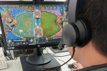 Una partida de Minion Masters, el videojoc que millora la gestió del temps.