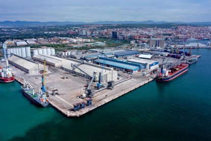 Barcos en el muelle de Castilla del Puerto de Tarragona.