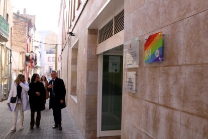 La directora d'Igualtat i Feministes a l'Ebre, Mar Lleixà, la consellera Tània Verge, i l'alcalde d'Amposta, Adam Tomàs.