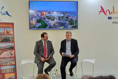 Pau Ricomà durant la presentació amb l'alcalde de Carmona.