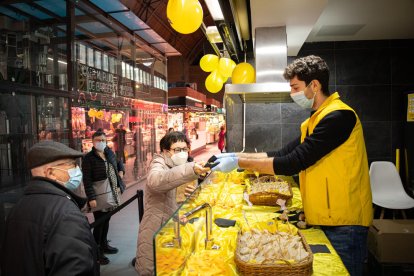 Imatge d'arxiu del repartiment de botifarra d'ou als Mercats de Tarragona.