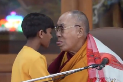 El Dalai Lama treu la llengua a un nen que acaba de besar a la boca durant un acte públic, l'abril del 2023.