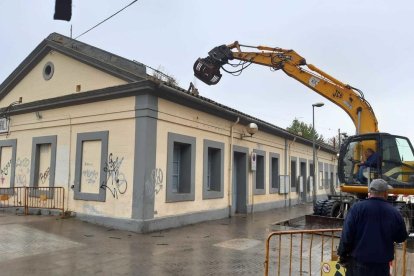 Fotografia d'arxiu de l'enderrocament de l'antiga estació de tren de Cambrils.