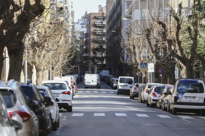 Imatge del carrer Mare Molas, on els veïns demanen que es canviïn els fanals per uns de més petits.