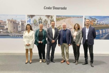 Representantes de los cuatro municipios en el stand de la Costa Daurada.