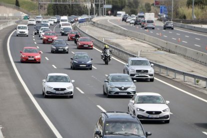 Coches y una moto en la AP-7 a la altura de la Roca del Vallès en sentido sur en la operación vuelta de Lunes de Pascua.