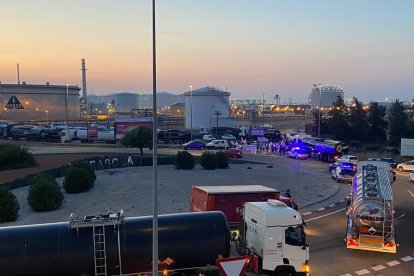 Imagen de los trabajadores de ASESA concentrados en la entrada de la empresa en Tarragona.