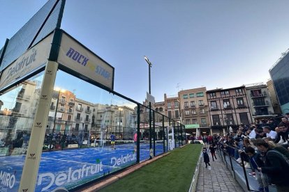 Imatge de la inauguració de la pista de pàdel del Mercadal a Reus.