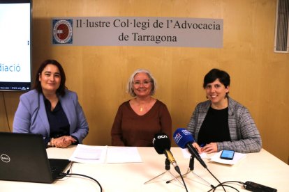 Estela Martín, Maria José Bertomeu i Maria Teresa Prats en la presentació del balanç dels serveis de mediació.