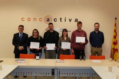 Foto d'un dels projectes premiats rebent el diploma com a projecte seleccionat als premis Terra d'Oportunitats.