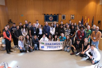 Fotografia conjunta de la rebuda a Cambrils de l'alumnat africà.