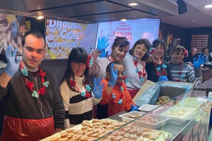 Las personas del taller Estela con las tapas de butifarra de huevo en una de las paradas del Mercat.