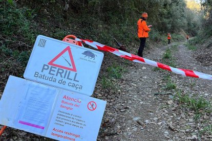 Un senyal alerta de perill per una batuda de caça.