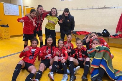 La Fundació Futbol Base Reus 'A' celebrant la victòria.