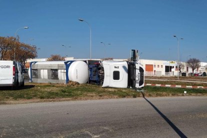 Imatge del camió cisterna bolcat al polígon Riu Clar de Tarragona.