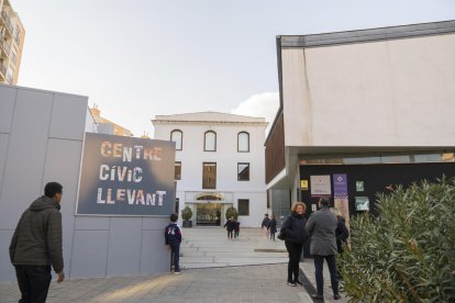 Accés al Centre Cívic Llevant, la referència al barri.