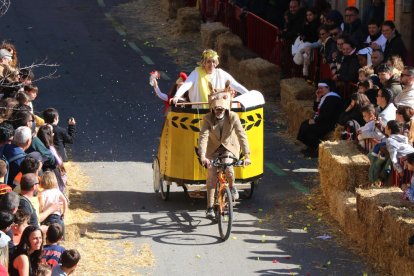 Participants disfressats en la setzena edició de la Baixada del Pajaritu.