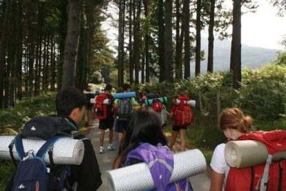 Nens de l'Agrupament Escolta i Guia de Xaloc de ruta per les muntanyes dels Pirineus.