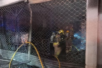 Imagen de un bombero en el local de Salou.