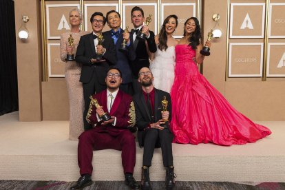 Jamie Lee Curtis, Ke Huy Quan, James Hong, Jonathan Wang, Michelle Yeoh, Stephanie Hsu, Daniel Kwan y Daniel Scheinert posan con sus premios Óscar por el filme