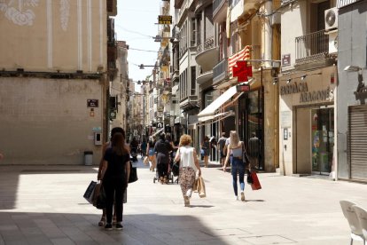 Persones caminant per l'Eix Comercial de Lleida