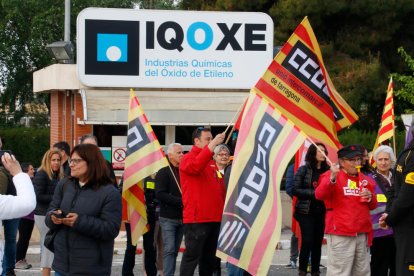 Trabajadores en las puertas de IQOXE en la primera jornada de huelga para exigir la readmisión de Fran Pizarro.