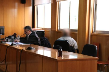 L'home acusat d'un delicte continuat d'agressió sexual a menors de setze anys i d'un de tinença d'armes prohibides.