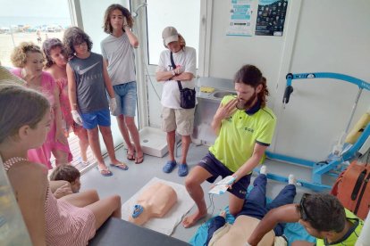 Uno de los servicios prestados es la prevención y por eso realiza las actividades «La Mar de Saladas» en los módulos de coordinación de los socorristas, en la arena y en el mar. Estas actividades están dirigidas a todas las personas de todas las edades que quieran participar y aprender por ejemplo cómo realizar maniobras de RCP para salvar vidas o participar en talleres divulgativos para conocer el medio como preservarlo.