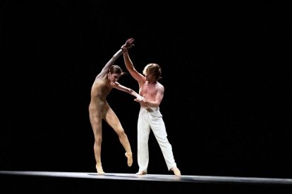 Actuaciones de los canongines, Daniel Espasa (pianista) y Aleix Mañé (bailarín) durante el acto de inauguración del 21 de enero.