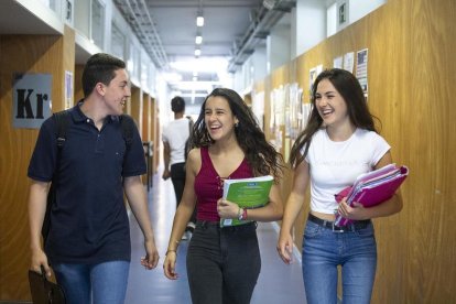 Imagen de una estudiantes en un Instituto de Catalunya.