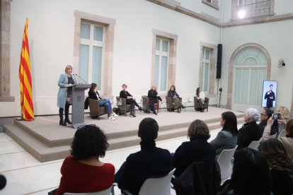 La vicepresidenta primera en funciones de presidenta del Parlament, Alba Vergés, durante el acto, acompañada de varias periodistas.