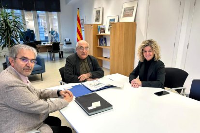 El secretario general del departamento de Universidades, Quim Nin, el consejero Joaquim Nadal y la alcaldesa de Tortosa, Meritxell Roigé.