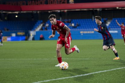 Marc Álvarez va rebre una dura entrada de Zalaya i va acabar tocat de l'espatlla.