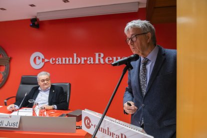 Coello va estar acompanyat durant l'acte a la Cambra pel president de l'ens, Jordi Just.