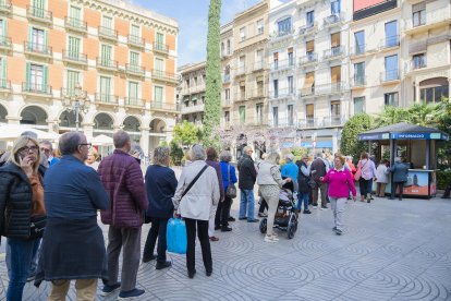 Minuts després de les 12 hores, la cua de la plaça del Prim ja arribava a l'estàtua eqüestre.