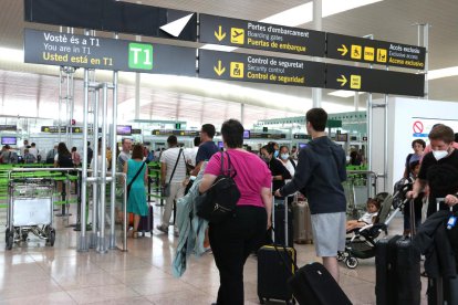 Cua per passar el control de seguretat a l'aeroport de Barcelona-el Prat.