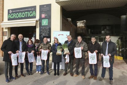 L'alcaldessa de Valls, Dolors Farré, amb els agents organitzadors de l'esdeveniment gastronòmic.